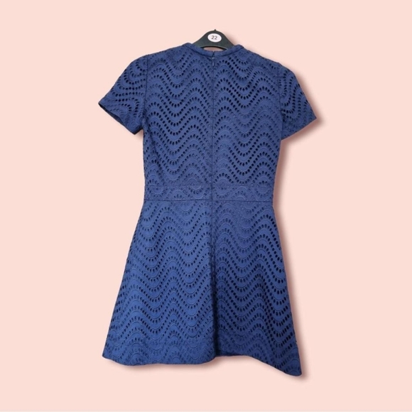 Victoria beckham navy broderie shift dress lined.Wavy design Size uk 8 - Picture 2 of 4